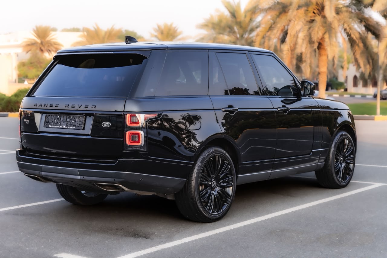 Range Rover Vogue 2021 Black / Red – 87,985 km – rear three-quarter exterior view