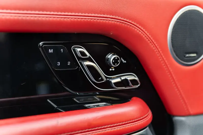 Range Rover Vogue 2021 Black / Red – 87,985 km – powered front-seat controls with memory