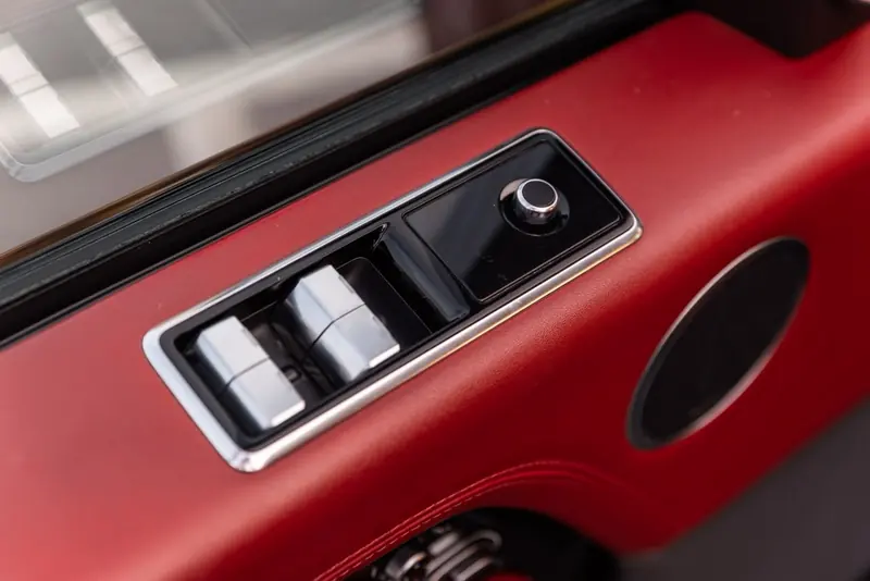 Range Rover Vogue 2021 Black / Red – 87,985 km – window and mirror controls