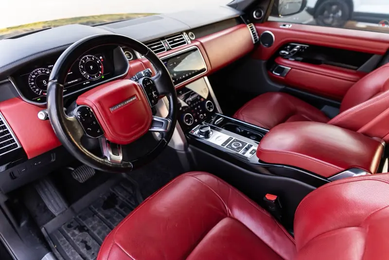 Range Rover Vogue 2021 Black / Red – 87,985 km – dashboard and red cabin