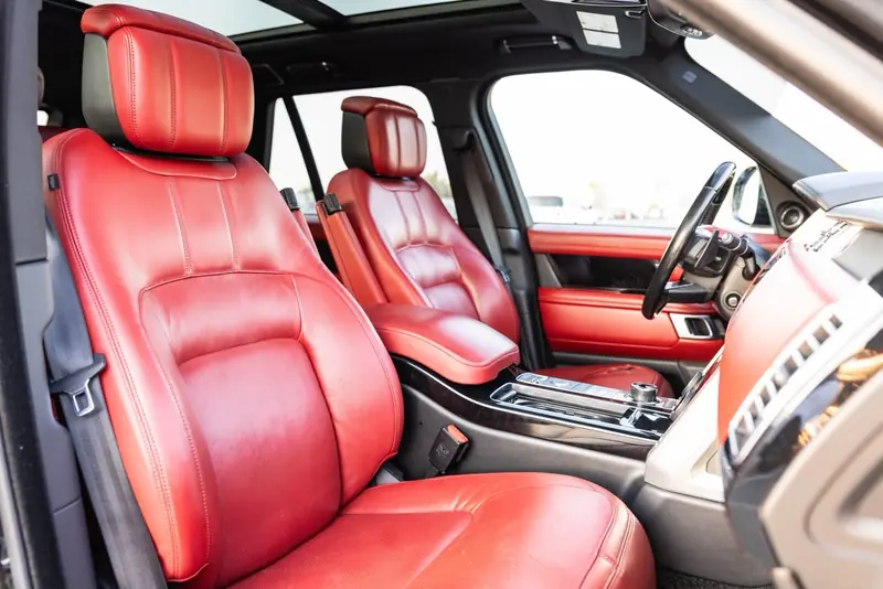 Range Rover Vogue 2021 Black / Red – 87,985 km – front seats and panoramic roof