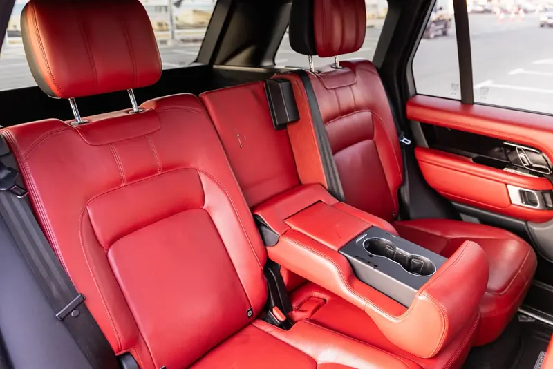 Range Rover Vogue 2021 Black / Red – 87,985 km – rear seats and centre armrest