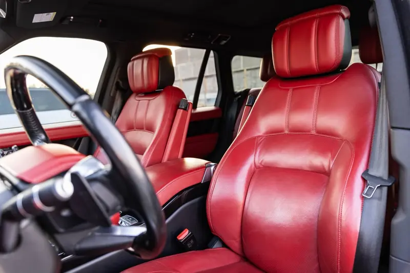 Range Rover Vogue 2021 Black / Red – 87,985 km – driver seat and cabin detail