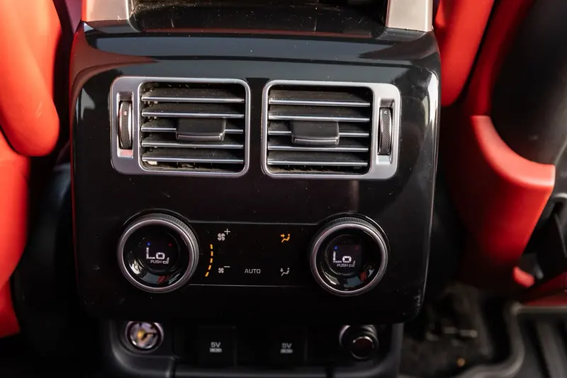 Range Rover Vogue 2021 Black / Red – 87,985 km – rear climate controls