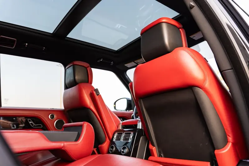Range Rover Vogue 2021 Black / Red – 87,985 km – panoramic roof and rear cabin