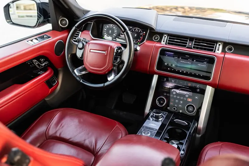 Range Rover Vogue 2021 Black / Red – 87,985 km – driver area and dual central displays