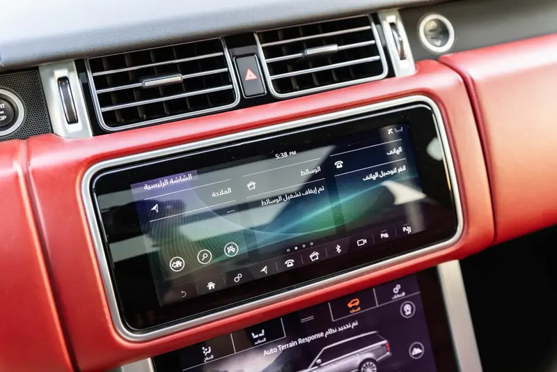 Range Rover Vogue 2021 Black / Red – 87,985 km – upper central display
