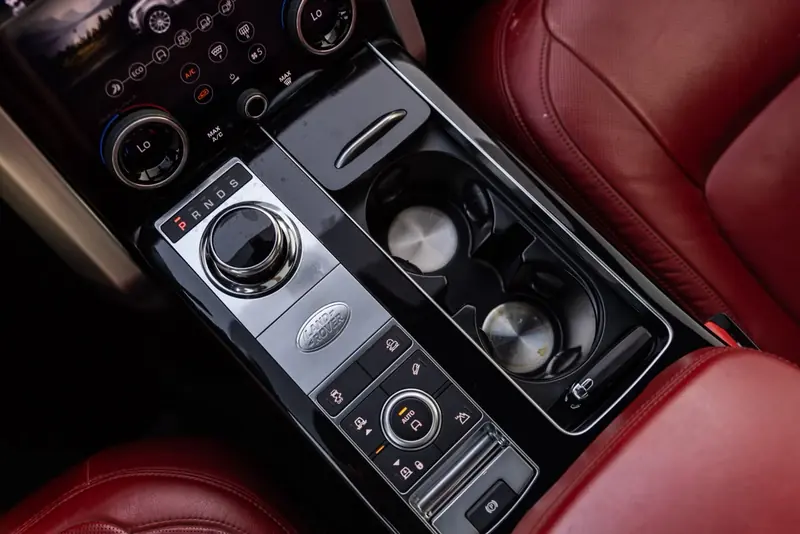 Range Rover Vogue 2021 Black / Red – 87,985 km – console and Terrain Response controls