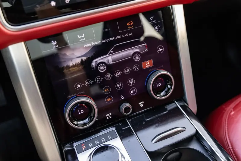 Range Rover Vogue 2021 Black / Red – 87,985 km – lower climate and seat-control display