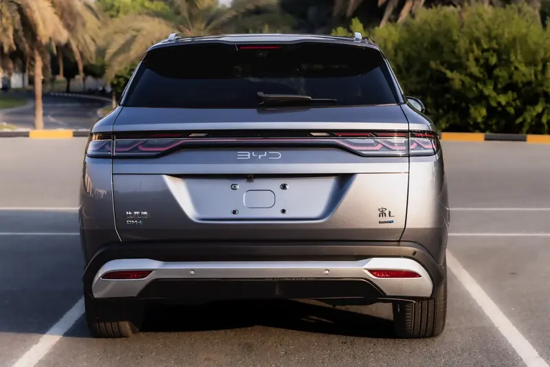 بي واي دي سونغ L DM-i 2025 رمادي داكن – الواجهة الخلفية