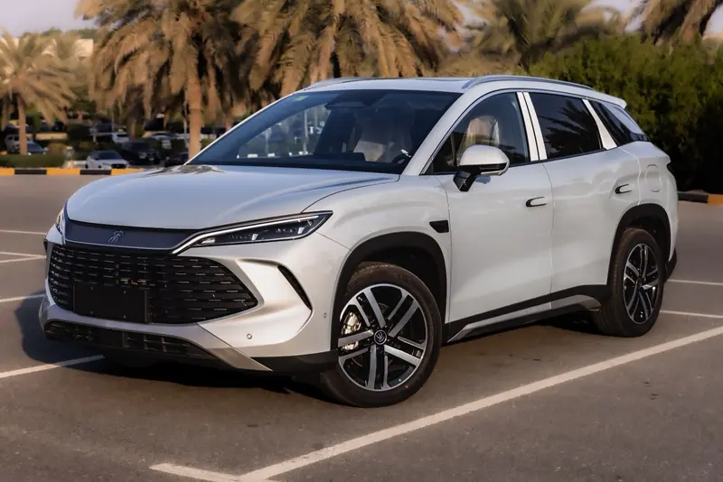 BYD Song L DM-i 2025 Silver Grey – front three-quarter view