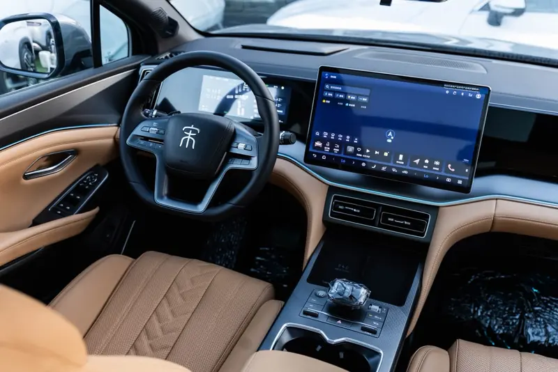 BYD Song L DM-i 2025 – Tan driver cabin
