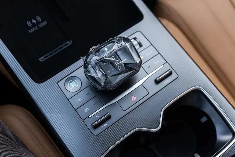 BYD Song L DM-i 2025 – console and gear selector