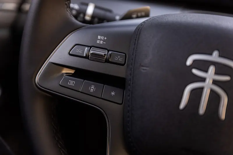 BYD Song L DM-i 2025 – right steering-wheel controls