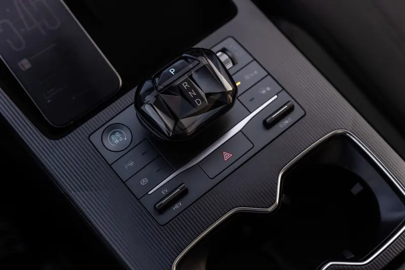 BYD Song L DM-i 2025 – console and gear selector