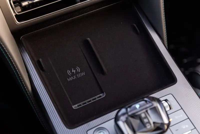 BYD Song L DM-i 2025 – wireless phone-charging area
