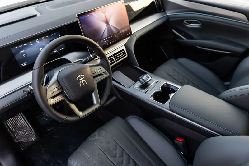 BYD Song L DM-i 2025 – Black driver cockpit