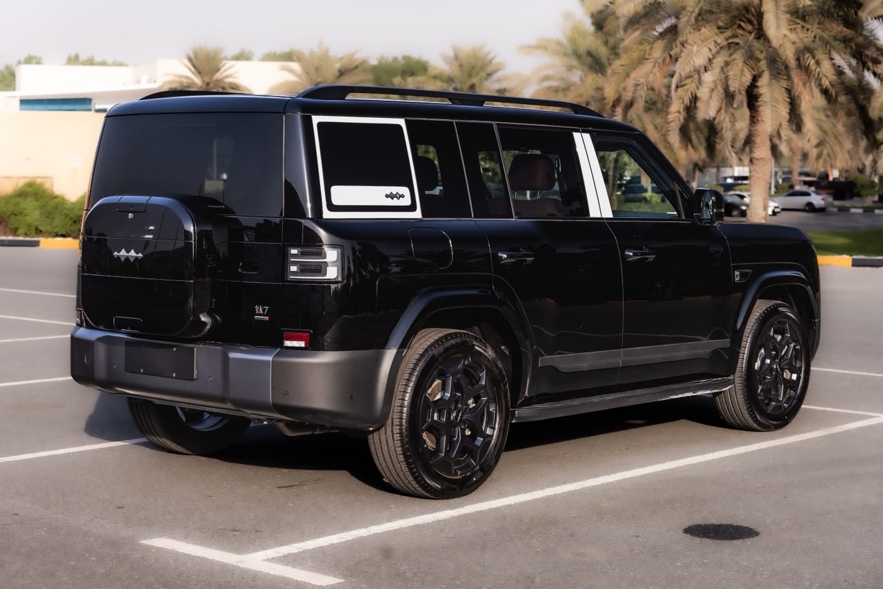 Leopard 7 ULTRA 2026 Black – rear three-quarter view