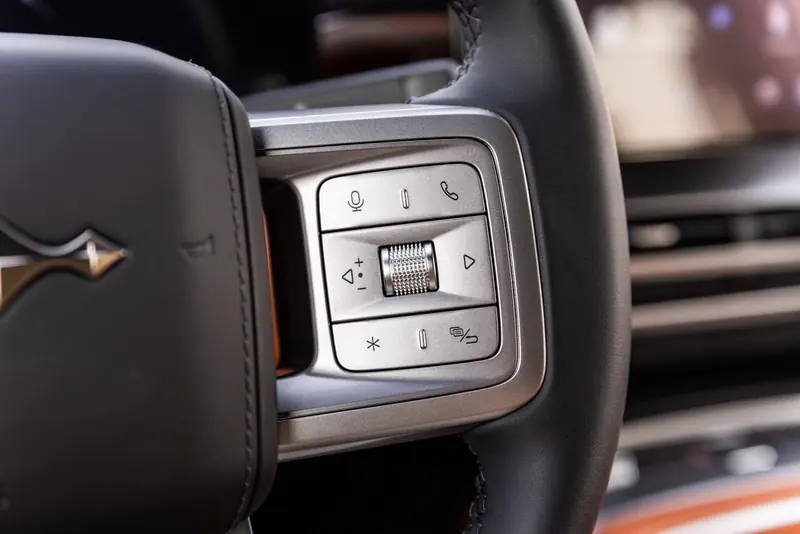 Leopard 7 ULTRA 2026 Black – right steering-wheel controls