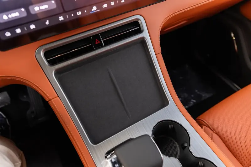ROX 01 2026 Polar White / Amber – 7 Seats – centre console and cupholders