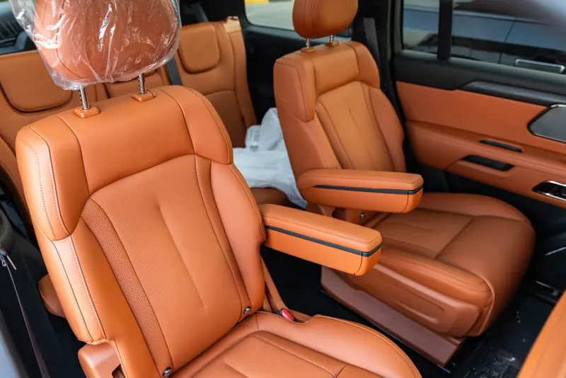 ROX 01 2026 Polar White / Amber – 7 Seats – independent second-row seats