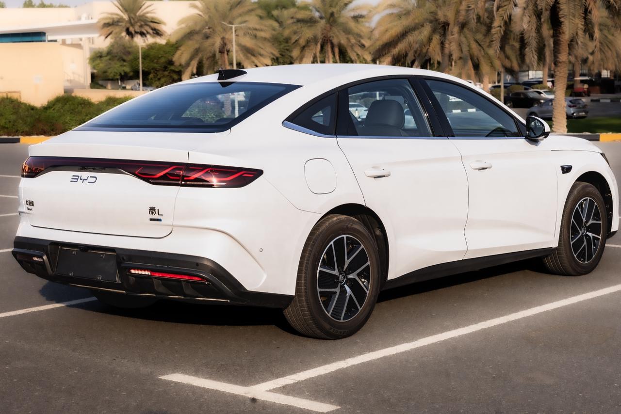 BYD Qin L DM-i 2025 White – rear three-quarter view