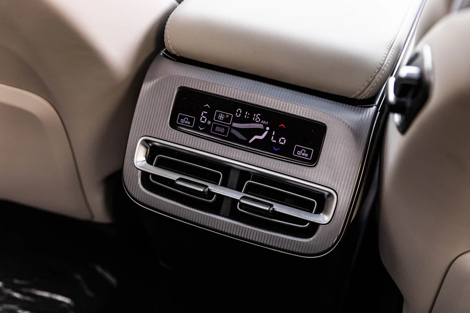بي واي دي هان L 2025 فضي - صورة 16