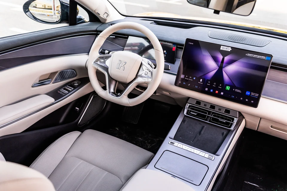 بي واي دي هان L 2025 فضي - صورة 18