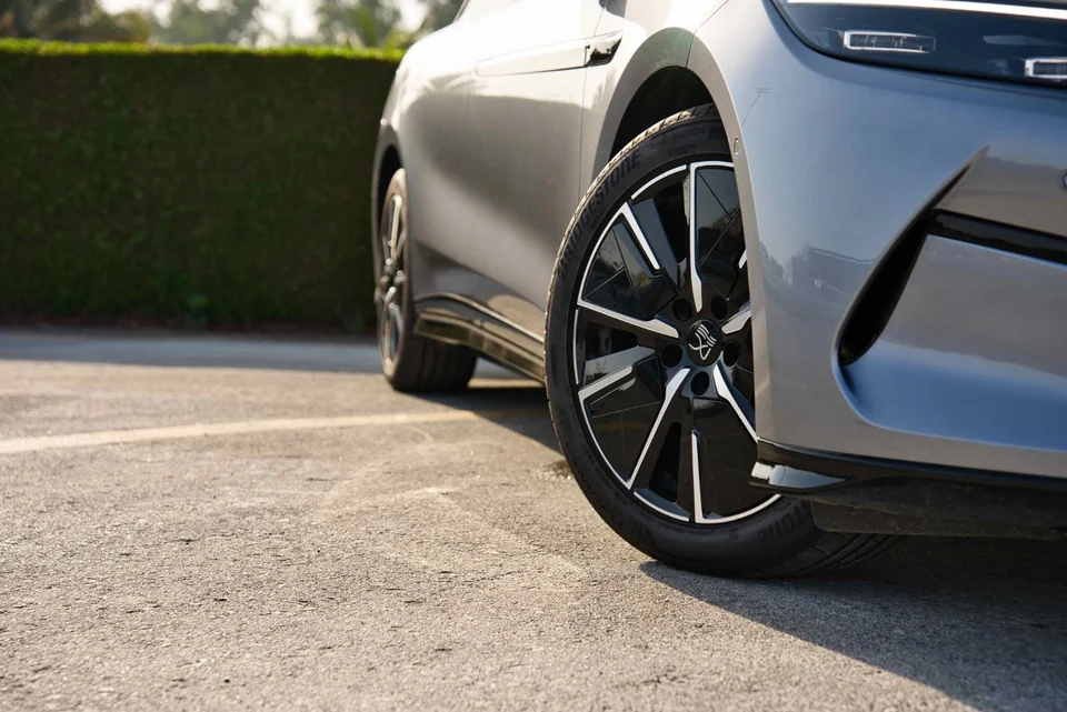 بي واي دي هان L 2025 فضي - صورة 26