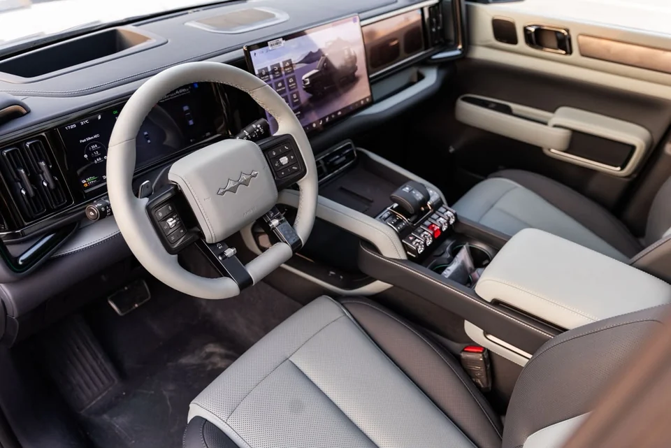 BYD Leopard 5 2026 – Grey / Green – driver cabin