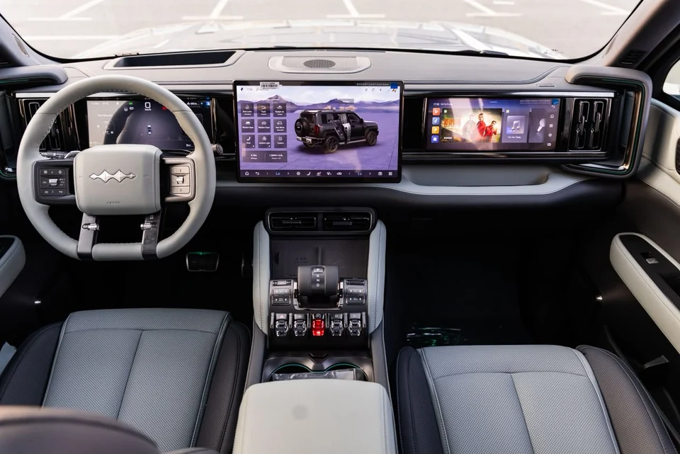 BYD Leopard 5 2026 – Grey / Green – dashboard and console