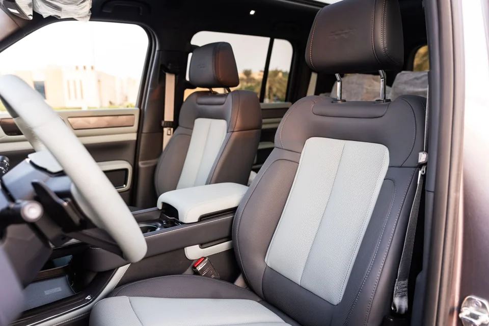 BYD Leopard 5 2026 – Grey / Green – seating and cabin details