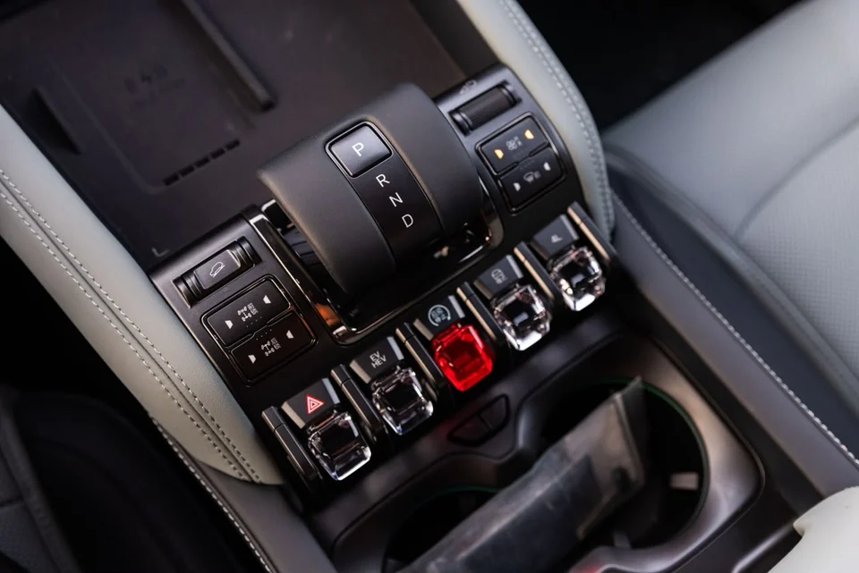 BYD Leopard 5 2026 – Grey / Green – console details