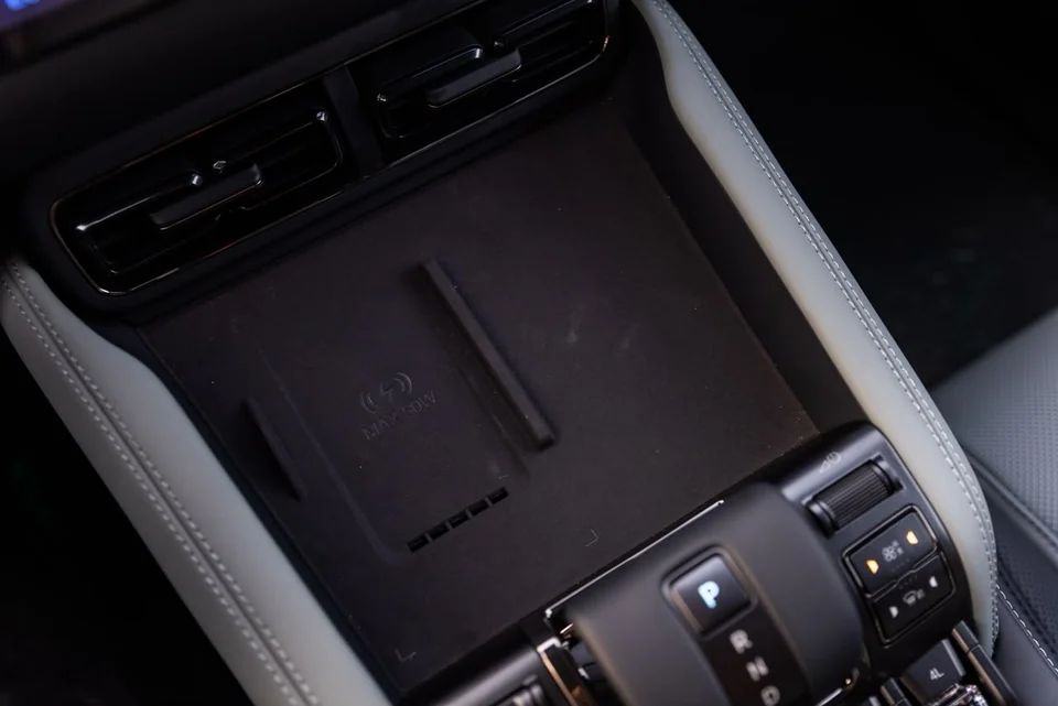 BYD Leopard 5 2026 – Grey / Green – console details