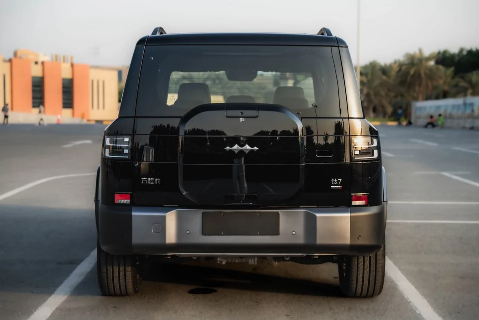 BYD Leopard 7 2026 – Black / White – rear view and exterior storage box