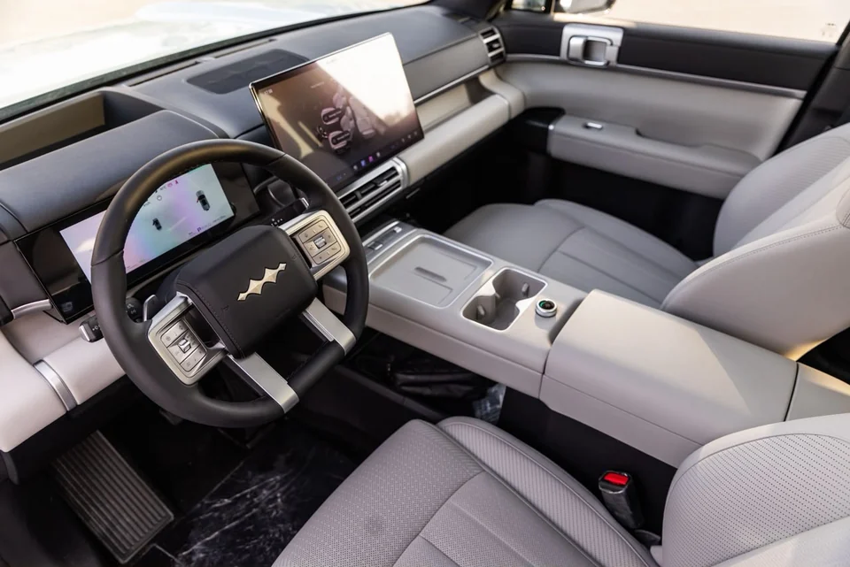 BYD Leopard 7 2026 – Black / White – White driver cabin