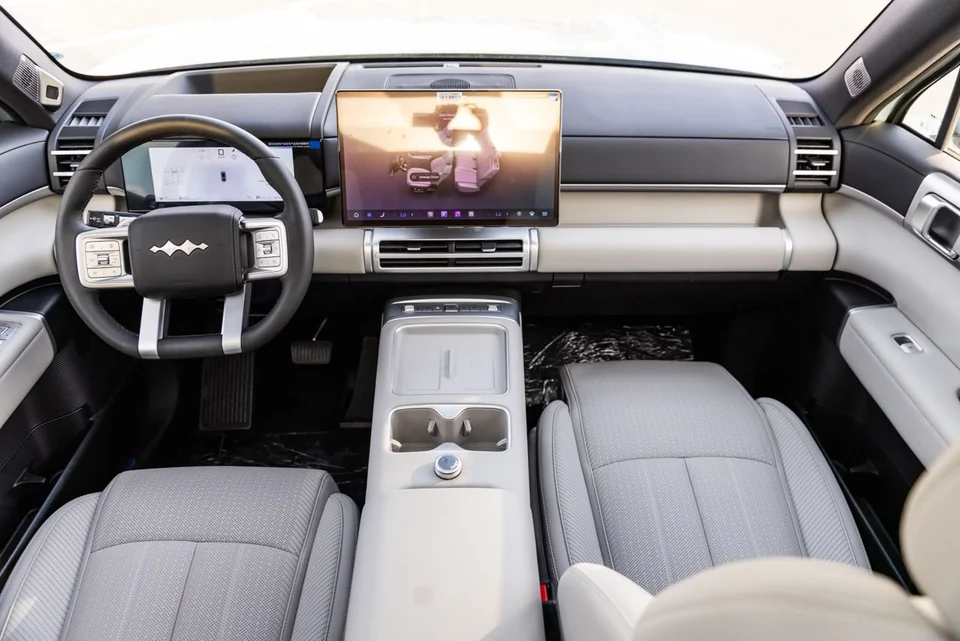 BYD Leopard 7 2026 – Black / White – full dashboard