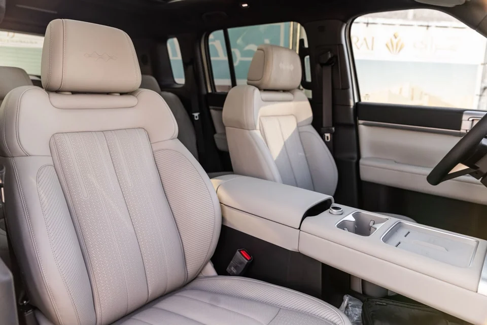 BYD Leopard 7 2026 – Black / White – front seats from the door
