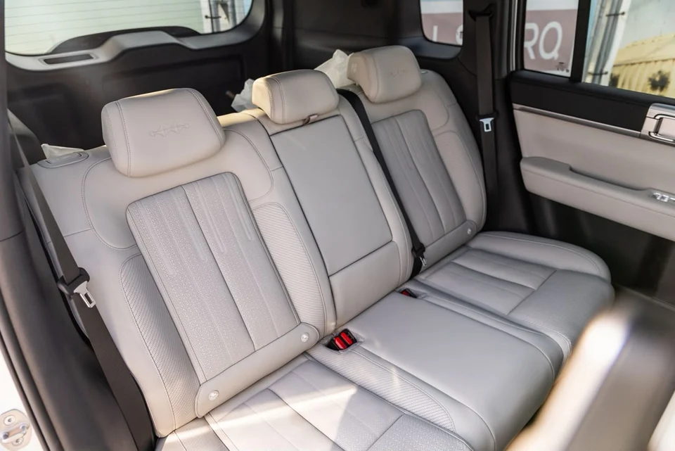 BYD Leopard 7 2026 – Black / White – White rear seats
