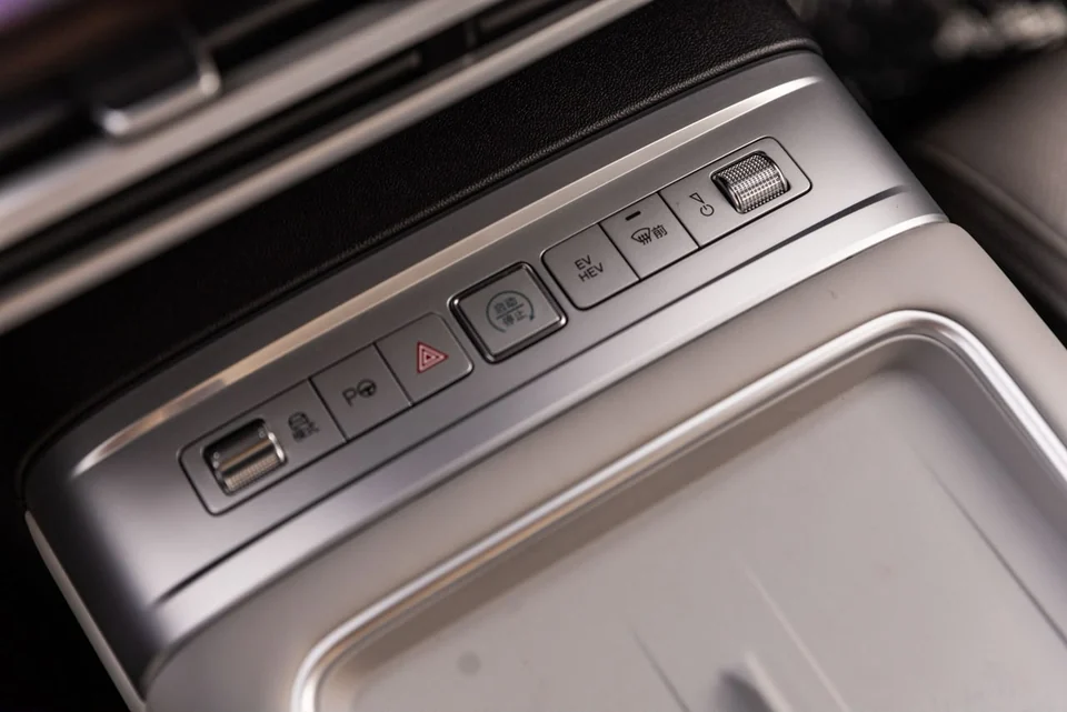 BYD Leopard 7 2026 – Black / White – console switches and phone ports