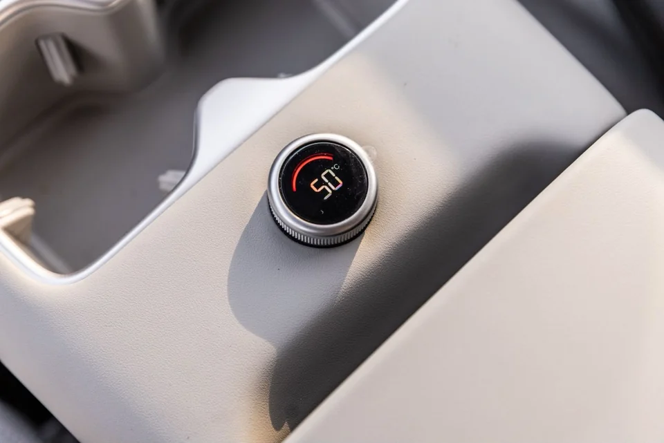 BYD Leopard 7 2026 – Black / White – cupholder and first temperature display