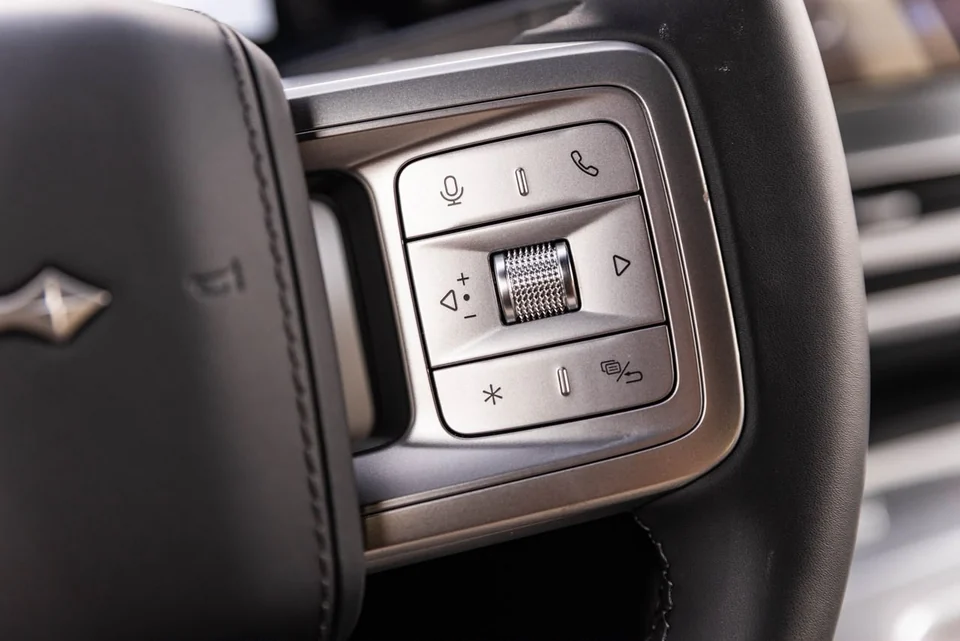 BYD Leopard 7 2026 – Black / White – left steering-wheel controls