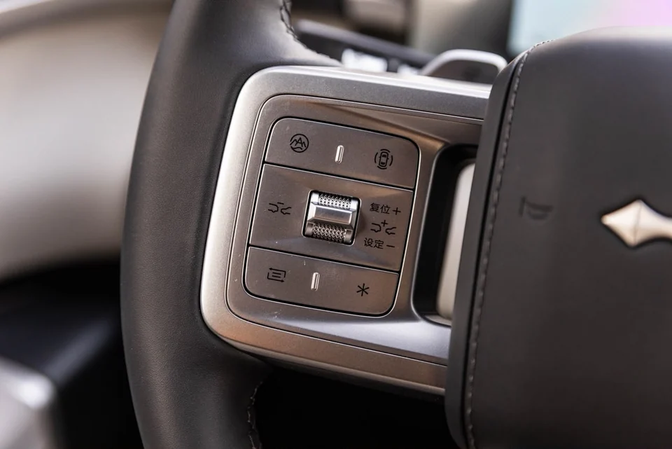 BYD Leopard 7 2026 – Black / White – right steering-wheel controls
