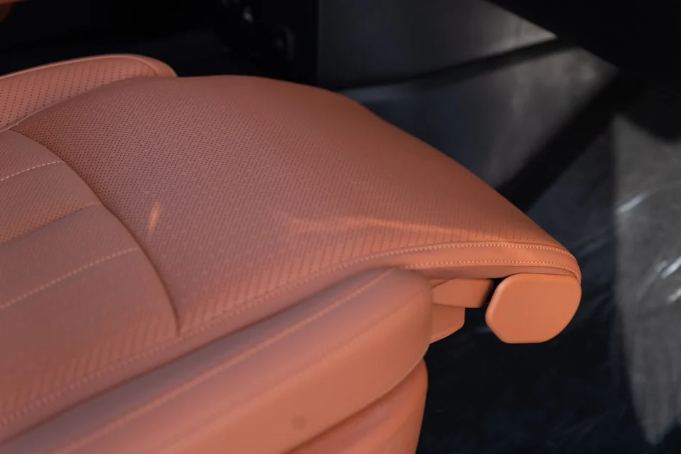 BYD Leopard 7 2026 – Blue / Tan – front passenger leg support