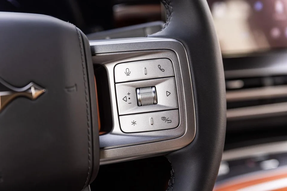 BYD Leopard 7 2026 – Blue / Tan – right steering-wheel controls