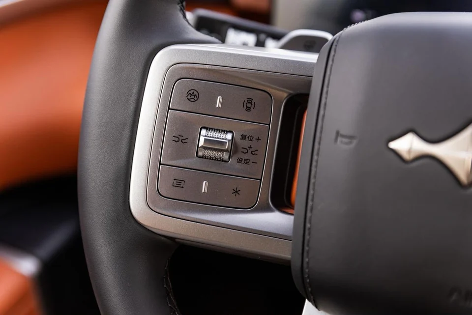 BYD Leopard 7 2026 – Blue / Tan – left steering-wheel controls