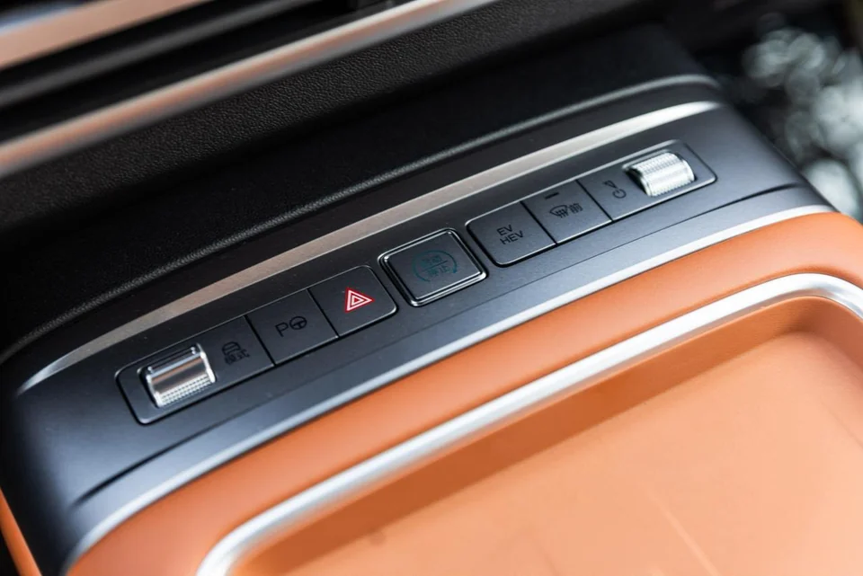 BYD Leopard 7 2026 – Blue / Tan – centre console switches
