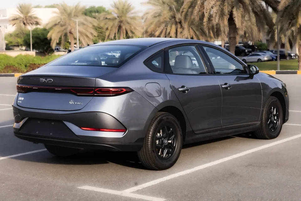 BYD QIN PLUS 2025 Big Battery – Grey / Mocha – rear three-quarter view