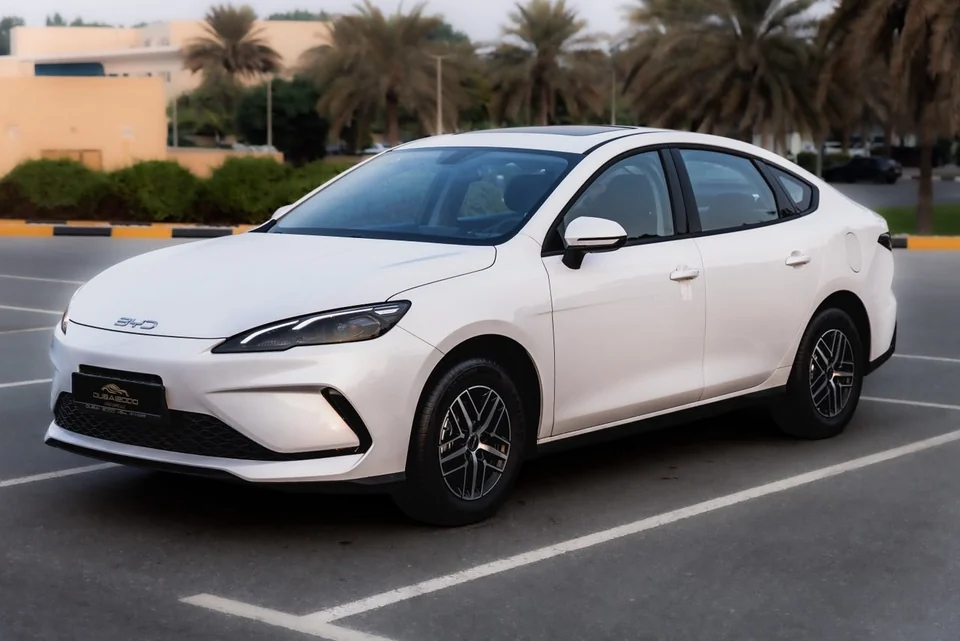 BYD Seal 05 2026 Full Option Big Battery 220 km – White / Black – front three-quarter view