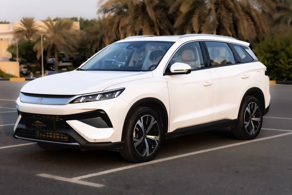 بي واي دي سونج برو DM-i 2025 فل أوبشن – أبيض / بيج – أمام السيارة بزاوية ثلاثة أرباع